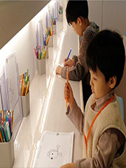 man having the back of his head shaved
